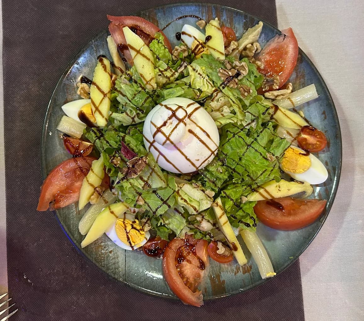 Ensalada de la casa con burrata