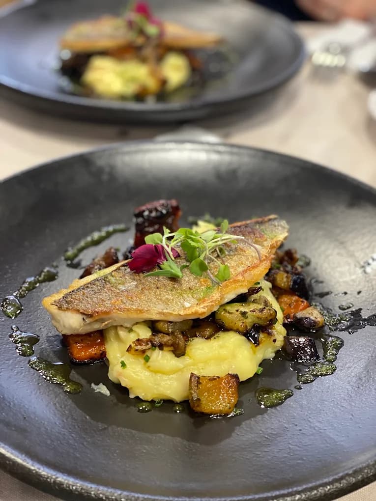 Pescado con parmentier y verduras